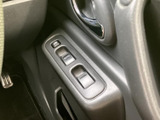 ドア内側にパワーウインドーのスイッチ類をまとめ、運転席から手が届きやすい位置です。窓の操作部が見分けやすく、毎日の乗り降りや換気の際にも使いやすい配置です。
