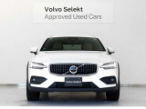 V60CrossCountryはAWDに加え、オフロードモード、リフトアップされた地上高、ヒル・ディセント・コントロールを備え、荒れた路面でのトラクションとグリップ、そして安全性を高めています。