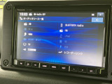 音楽やラジオなど複数のメニューが一覧で表示され、使いたい音源を選びやすい画面です。タッチ操作で項目を確認しながら切り替えられるため、普段の移動中もお好みの音楽を楽しむ際に便利です。