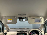 運転席のサンバイザーにはバニティーミラーも付いています。身だしなみチェックには欠かせません。