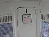 【マツダエマージェンシーコール】エアバッグが展開される衝突事故を車両が検知した場合や、SOSボタンを押した場合に、 緊急通報オペレーターを通じて緊急車両の手配などを行なうことができます。