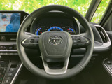 ステアリングの左右に操作スイッチがまとまり、運転姿勢を保ちながら必要な機能に手が届きやすい構成です。視線を大きく動かさず扱える点も便利です。