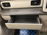 【インパネボックス】助手席の引き出しはティッシュボックスがピッタリ収まる大きさです。