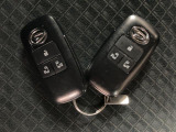 スマートキーを装備しています☆カギをカバンやポケットに入れて頂いた状態でドアロックの開閉やエンジンスタートをして頂けますよ!とても便利な装備です!