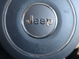 Jeepロゴ入りのステアリングです。運転席エアバッグを備えています。