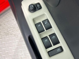 【電動格納ミラー】サイドミラーは電動格納式となっており、狭い駐車場でもキズがつくリスクを抑えられます。
