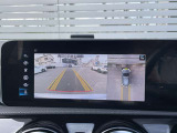 【360&deg;カメラシステム】4つのカメラにより、車両周囲を俯瞰で確認することができます。カメラの呼び起しは手動でも可能ですので、狭い道でも安心してお乗りいただけます。