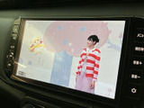 テレビ映像を画面に表示できる装備です。停車中の待ち時間に番組を視聴でき、車内で過ごす時間を快適に楽しめます。画面の表示内容もひと目で確認しやすい仕様です。