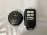 スマートキーを装備しています。鍵を差し込むことなくドアロックの開け閉めと、スタートボタン操作でのエンジンスタートができます。加えて、純正リモコンエンジンスターター用の操作キーもついています。