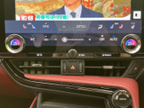 画面上で映像を確認しながら、下部の表示から空調の設定も行えます。温度調整のダイヤルが左右に分かれており、同乗者それぞれが使いやすい運転席まわりの装備です。