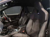 【助手席シート】運転席シート同様長時間乗車・スポーツドライビングでも疲れにくい形状にセッティングされたシートを装備しております。