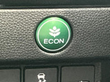 ボタンの位置や表示を確認しやすく、運転席まわりの操作を把握しやすい装備です。日常の運転中にも必要な操作を探しやすく、手元で扱いやすい配置となっています。