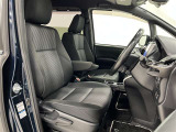 前席はセパレートタイプ!運転席と助手席にはアームレスト付!ホールド感のあるシート形状で、体をしっかりとサポートしてくれます!
