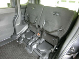 狭い駐車場などでテールゲートが開けられない時は、後席の座面をはね上げて荷物を積める空間に。はね上げ(チップアップ)操作はワンアクションです。