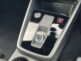 Audiのシフトレバーは、高級感と先進技術を反映したデザインが特徴です。オートマチックトランスミッションやデュアルクラッチトランスミッション(Sトロニック)を採用しております。