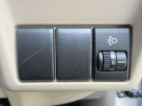 ヘッドライトの光軸を調整するためのダイヤルで、荷物や乗車人数による光軸の変化を補正するために使用します。