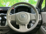 運転席から前方を見渡しやすいレイアウトで、ステアリングやメーターまわりが手の届きやすい位置にまとまっています。毎日の運転を始める際も、自然な姿勢で視線を前に向けられます。