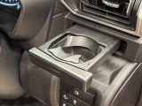 プッシュ式オートオープンカップホルダーを運転席に装備