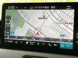 地図上に現在地や周辺の道路、施設名が表示され、目的地までの位置関係を把握しやすい画面です。地図を見ながら行き先を確認でき、慣れない場所へのお出かけにも便利です。