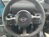 丸を基調としたMINIらしい運転席デザイン