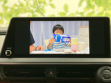 停車中にテレビ番組を視聴でき、待ち時間を過ごす際にも便利です。画面に映像が表示されるため、休憩時などに映像を楽しみたい方にうれしい装備として、車内での時間を彩ります。