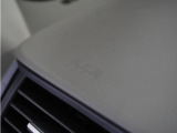 ◆助手席エアバッグ◆SRSエアバッグは、シートベルトだけでは防ぎきれない衝突時の衝撃から乗員を守るための安全装置。衝突時に瞬時に膨らみ、頭部や胸部がダッシュボードに直接衝突するのを防ぎます。