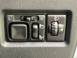 ドアミラーの調整とライトの向きを設定するスイッチを運転席近くに配置。表示がそれぞれに添えられ、運転姿勢のまま位置を確認しやすく、日常の準備にも便利です。