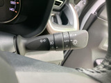 ハンドル脇にまとまり、運転姿勢を保ったまま扱いやすいレバー配置です。表示が見やすく、周囲の状況を確認しながら日常の運転をサポートしてくれます。
