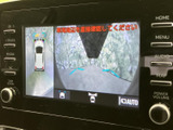 後方映像に加えて車両を上から見た表示もあり、駐車時に周囲の状況を確認するのに役立ちます。画面内の目安表示と合わせて、後退時の安全確認をサポートします。