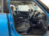 運転席の足元は広々としており、座席は大きく前後にスライド出来るので自分に合ったポジションで運転する事が出来ます。アクセルやブレーキにクセもなくとても運転のしやすい車両です。