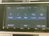 目的地や音源選択、電話などのメニューが画面に並び、使いたい項目を見つけやすい表示です。ナビやオーディオ関連の機能をまとめて確認でき、日常のお出かけをサポートします。