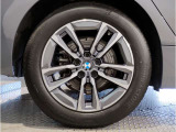 【BMWアロイホイル】軽量かつ強度に拘ったアロイホイル。走行性能ポテンシャルを引き出す設計。車の足元を引き締めてくれる大きなポイントはアロイホイルです。
