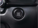 【スマートキー&プッシュスタート】カバンやポケットに入れたままでもドアの施錠・解錠が可能なスマートキーを装備。エンジンのオン・オフ時もカギを取り出す必要が無く、ボタンをプッシュするだけでOK。