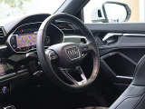 内装はシンプルに使い勝手を考え作られています。お車を運転する感覚をダイレクトに体感して頂けます。室内も広くロングドライブにも快適にお過ごしいただけます。