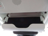 サングラスホルダーを備えたオーバーヘッドコンソールを装備。運転中に使う小物をスマートに収納でき、車内の整理整頓にも役立ちます。
