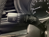 レバーをAUTOの位置にしているとき、レインセンサーが雨を感知すると、雨量に応じてワイパーが自動で作動してくれるオートワイパーを装備!設定変更で非作動にすると、間欠作動に固定されます。