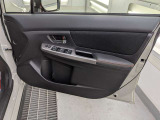 パワーウィンドウのスイッチですよ。運転席に居ながら窓を開け閉めのコントロールできます。
