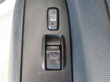 運転席のみパワーウインドウです。