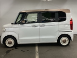 狭い駐車場でも、スライドドアならチャイルドシートへのお子さまの乗降や荷物の積載もスムーズ。とても便利な【両側電動スライドドア】ドアハンドを少し引くだけでリアドアが自動開閉します。