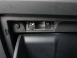グローブボックス内に綺麗に収納されているETCユニットは美観を損なうことなく邪魔にならないよう取り付けられています。