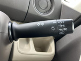 レバーには方向指示器やライト関連の表示があり、必要な操作を目で確認しやすい設計です。手元で扱えるため、日常の運転時にも使いやすい装備です。