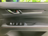 ドアには窓の開閉スイッチなどが運転席側にまとまって配置されています。各ボタンを見つけやすく、乗り降りや窓の操作といった日常の場面で使いやすいレイアウトです。