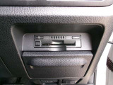 ETC車載器を装備しています。高速道路の料金所もストレスなく通行できます。すっきりとしたビルトインタイプですよ。