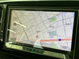 道路や周辺施設が画面上に表示され、現在地と付近の道筋を確認しやすい地図表示です。目的地への行き方を調べる際にも役立ち、画面下部の操作部から必要な情報を選べます。