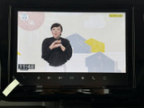画面にテレビ番組が表示され、停車中に映像を視聴できます。画面上には時刻も表示されており、休憩時などに車内で過ごす際にも便利にお使いいただけます。