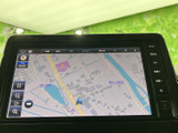 道路や周辺施設が地図上に表示され、現在地を確認しながら目的地までのルートを把握できます。画面上の案内で、初めて訪れる場所へのお出かけにも役立ちます。