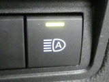 オートマチックハイビームとは、先行車や対向車のライトを認識し、ハイビームとロービームを自動で切り替える機能です。夜道の視界を確保します。詳細は販売店スタッフまでおたずねください。