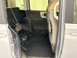 後部座席は跳ね上げることができるので、背が高い荷物の積み込みも可能です。