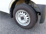 荷室に別のタイヤも積んでおります。