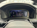 速度やシフト位置などの情報がメーター内にまとまり、運転席から視線を大きく移さず確認できます。表示が見渡しやすく、日々の運転に必要な情報を把握しやすい配置です。